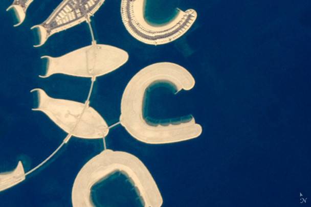 Un astronauta ha scattato la fotografia di quest’isola artificiale a sud dell'Isola di Bahrain il 23 gennaio 2011. La spiaggia di sabbia sulle isole tropicali è in gran parte costituita dal carbonato di calcio prodotta dalle conchiglie e dai residui dei coralli marini.