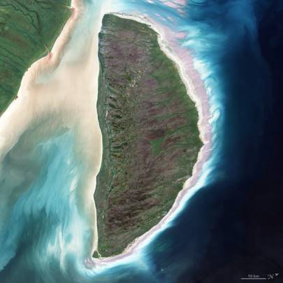 L’ Enhanced Thematic Mapper sul satellite Landsat 7 il 9 agosto del 2000 ha acquisito quest’immagine favolosa dell’isola di Akimiski nella baia dell’Hudson in Canada.