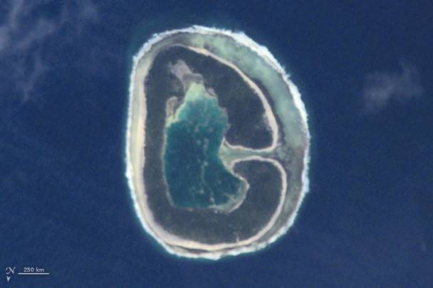 Questa immagine dell’isola di Pinaki delle Isole Tuamotu nella Polinesia francese è stata fatta dagli astronauti sulla Stazione Spaziale Internazionale nel mese di aprile del 2001.