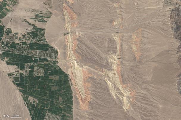Siamo in Kirghizistan, dove il 30 agosto 2014, il sistema OLI ha acquisito l’immagine di questi fiumi che attraversano creste colorate nel sud-ovest di questo Paese.