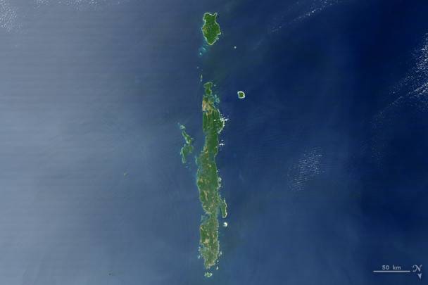 Il 10 febbraio 2007, il Moderate Resolution Imaging Spectroradiometer (MODIS) sul satellite Terra della NASA ha catturato questa immagine delle isole Andamane in India . I sottili anelli che circondano molte delle isole sono barriere coralline che si sono sollevate dopo un terremoto vicino a Sumatra nel 2004.