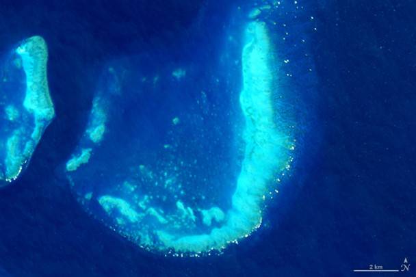 Il 17 luglio 2015, OLI su Landsat 8 ha catturato questa immagine di una sezione del Reef vicino a Townsville, in Australia.