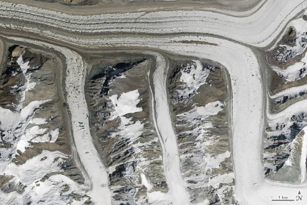 ll 14 agosto 2015, il sistema OLI dal satellite Landsat 8 ha catturato questa immagine dei ghiacciai nelle montagne Tian Shan nel nord-est del Kirghizistan. Il sentiero di sedimento marrone nel mezzo del ghiacciaio superiore è una morena mediana, un termine che gli esperti usano per descrivere i sedimenti che si accumulano nel bel mezzo della fusione dei ghiacciai.
