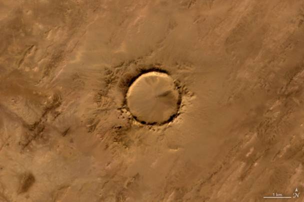 Il 24 gennaio 2008, la Advanced Spaceborne Thermal Emission and Reflection Radiometer (ASTER) sul satellite Terra ha catturato questa immagine del cratere Tenoumer in Mauritania, creato da un meteorite che ha colpito la Terra tra i 10.000 e i 30.000 anni fa.
