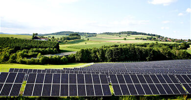 Pannelli solari in paesaggio agrario