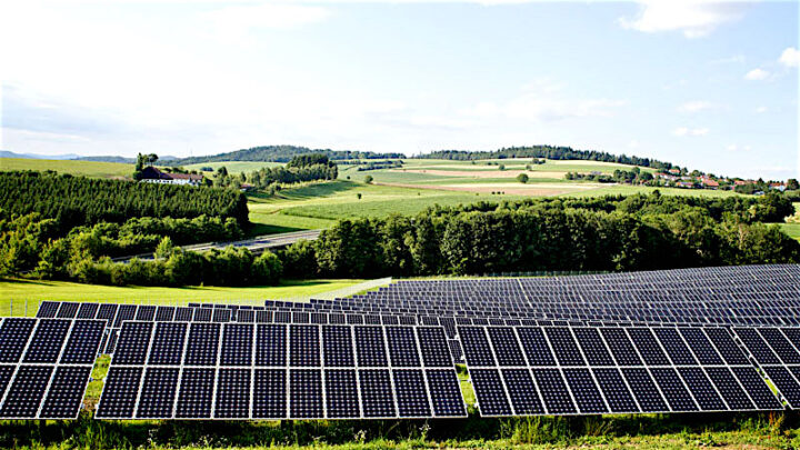 Pannelli solari in paesaggio agrario