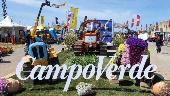 Insegna della manifestazione CampoVerde sull'aiola centrale con macchine agricole di contorno