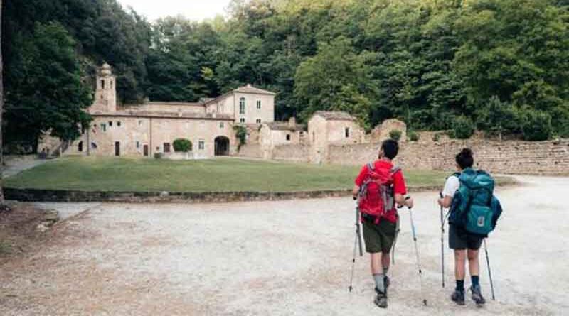 L’Italia che corre a passo lento: il boom dei “Cammini”